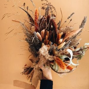 Bouquet floreale con vari elementi secchi